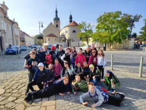Pátrací tým se rozdělí na skupiny. Zde je jedna skupina detektivů pár metrů OD MÍSTA ČINU !