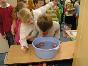 Halloweenská hra - Apple bobbing