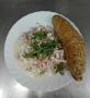 rajcatovy-salat-s-celozrnnym-pecivem