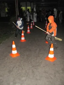 Závod v jízdě na koštěti.