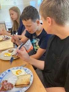 Full plates, full minds – our English breakfast experience