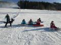 Snowboarďáci a lyžaři