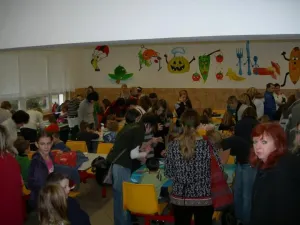 plná jídelna návštěvníků