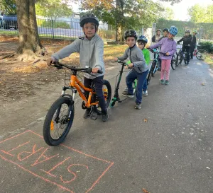 Cyklisté na startu jízdy zručnosti
