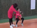 odvážná zpěvačka s kytarou