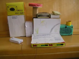 Počítač spolu s pračkou, lampičkou a mikrovlnkou.