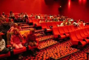 Projekt začínáme v kině CineStar filmem Amadeus.