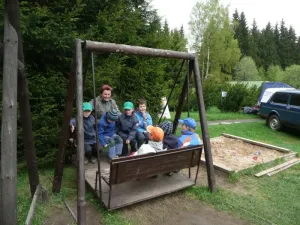 Chvíle odpočinku u chaty.