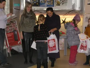 Natálka si přebírá cenu.