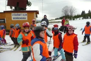 První setkání na sjezdovce.