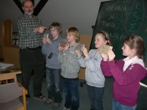 Různě zbarvená žula