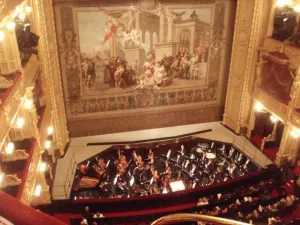 Orchestr je připraven-představení může začít