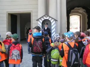 PŘED BRANOU DO HRADU