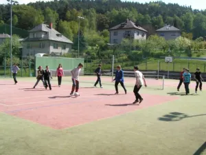 na hřišti pod penzionem
