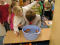 Halloweenská hra - Apple bobbing