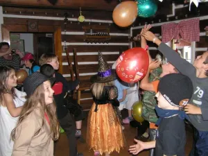 Závěrečný večer jsme si užili karneval s různými soutěžemi.