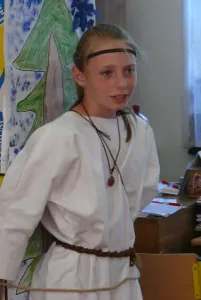 Šárka připoutaná ke stromu