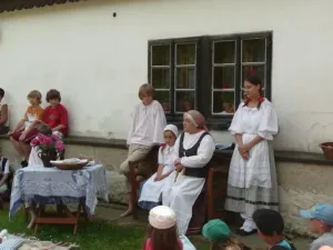 babička vypráví pohádku