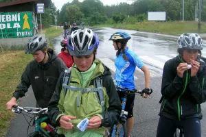 deštivé čekání na zbytek cyklistů