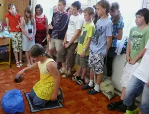 Po návratu domů jsme rituál předvedli i mladším spolužákům
