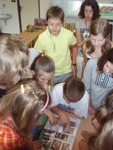 Děti z 5.A si prohlížejí fotoknihu od rodičů.