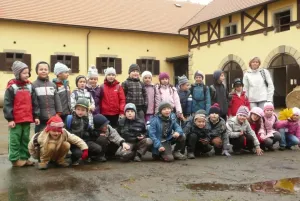 1.B na nádvoří v hřebčíně.