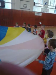 Cvičení s padákem