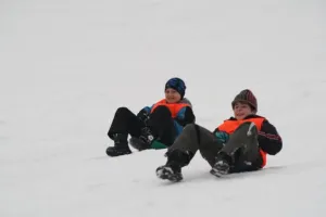 Další družstvo na saních, jezdí, i když padá sníh.