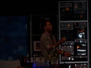 atraktivni barmanska show